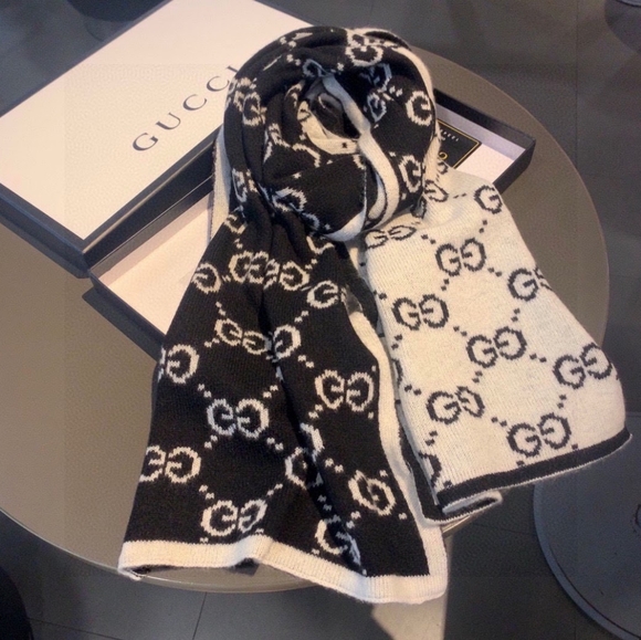 ✨🎊Authentic 💎Gucci scarf - Picture 2 of 7